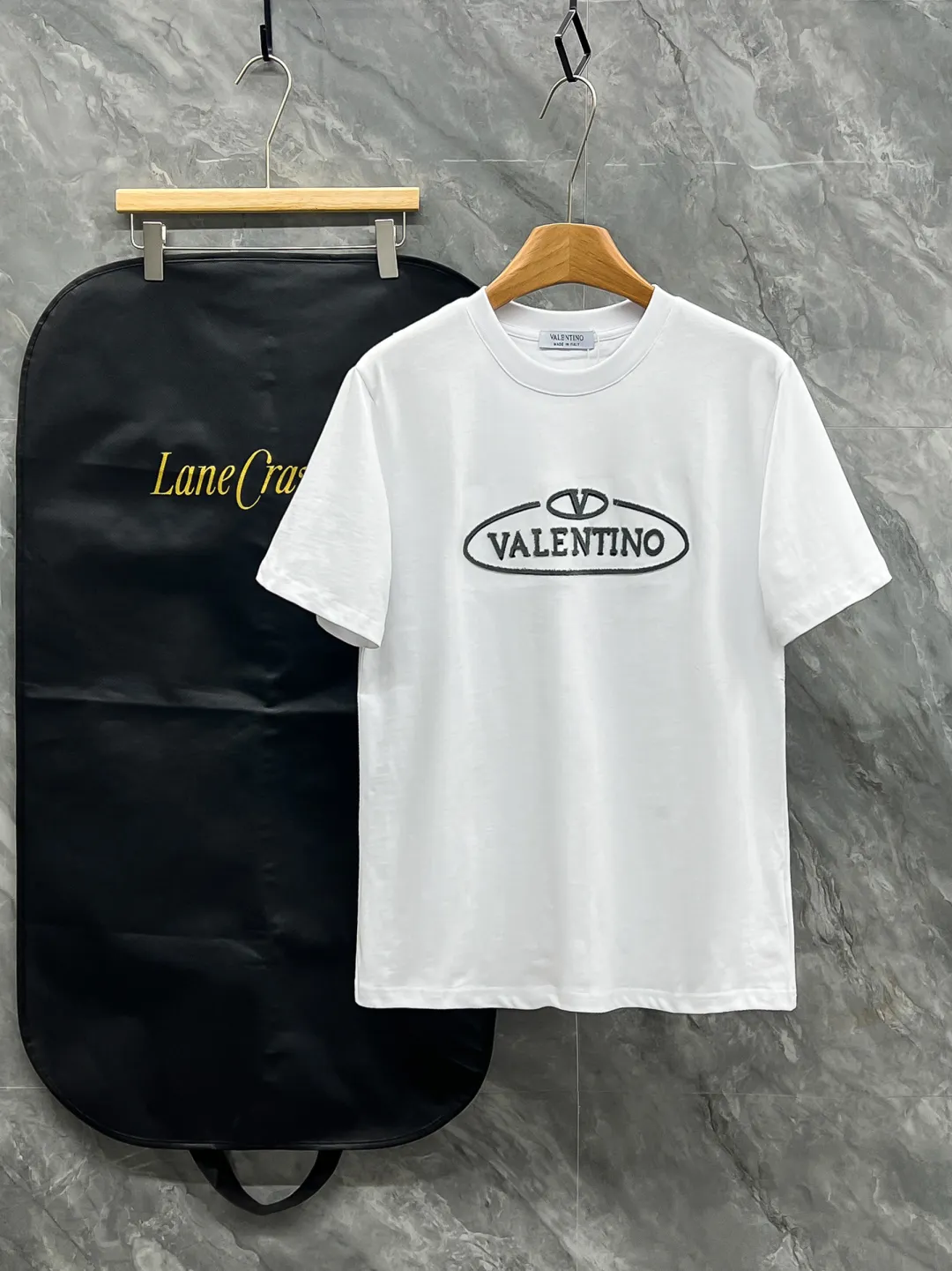 VLTN 2026ss Spring and Summer New Arrival first counter, the latest New Arrival short-sleeved round neck T-shirt Premium customized design, avant-garde and fashionable! The brand logo emphasizes craftsmanship and the custom fabrics are soft to the touch. Comfortable to wear. Exquisite stitching at the counter level. Fine workmanship. The upper body effect is incomparably handsome! A must-have item for a stylish man! Color: Black White Sizes: S-2XL